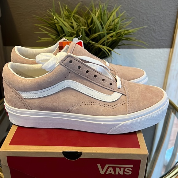 Vans Shoes - VANS OLD SKOOL PIG SUEDE WOMEN'S LOW TOP SNEAKERS, size 6